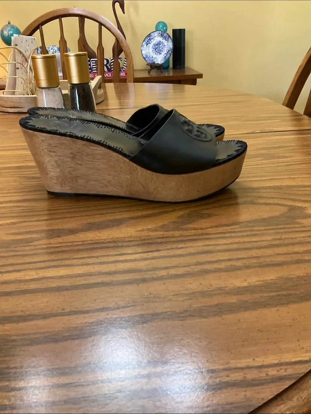 Tory Burch Women’s Size 8.5 Leather Slip on Platforms, Excellent Condition!